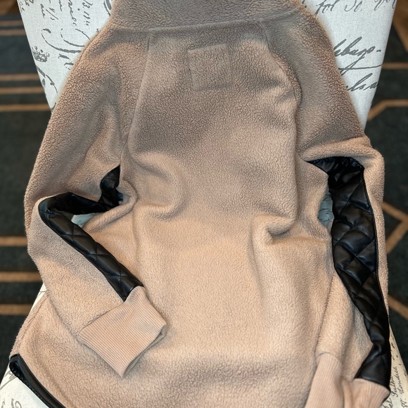 Abercrombie & Fitch Black and Tan Quilted Sweatshirt - Picture 6 of 9